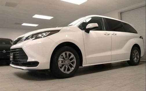 2022 Toyota Sienna LE
