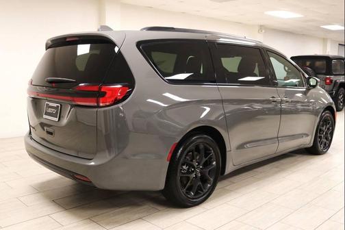 Ceramic Gray Clearcoat 2022 Chrysler Pacifica Touring L