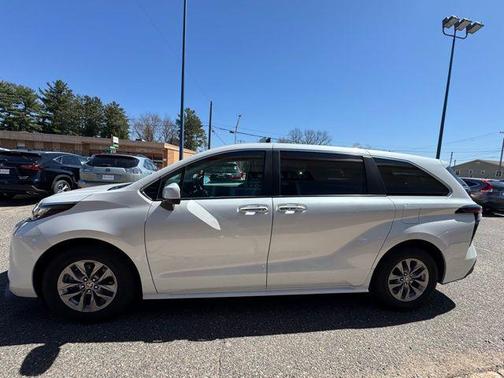 Pearl 2023 Toyota Sienna XLE
