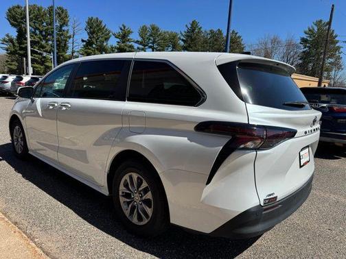 Pearl 2023 Toyota Sienna XLE