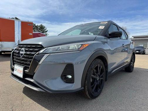 Gray/Super Black 2023 Nissan Kicks SR