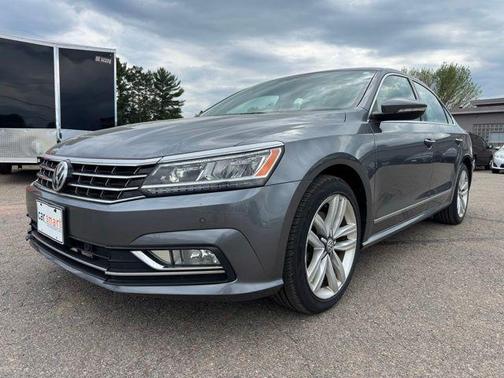 Platinum Gray Metallic 2017 Volkswagen Passat 1.8T SE w/Technology