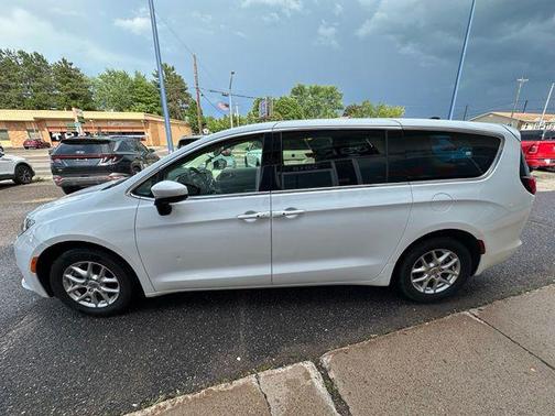 Bright White Clearcoat 2023 Chrysler Voyager LX
