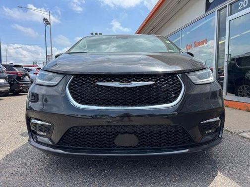 Brilliant Black Crystal Pearlcoat 2022 Chrysler Pacifica Touring L