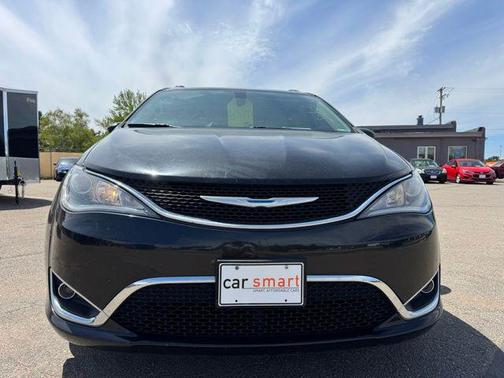 Brilliant Black Crystal Pearlcoat 2018 Chrysler Pacifica Touring-L