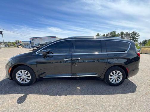 Brilliant Black Crystal Pearlcoat 2018 Chrysler Pacifica Touring-L