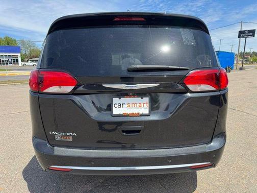 Brilliant Black Crystal Pearlcoat 2018 Chrysler Pacifica Touring-L