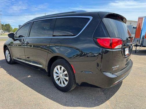 Brilliant Black Crystal Pearlcoat 2018 Chrysler Pacifica Touring-L