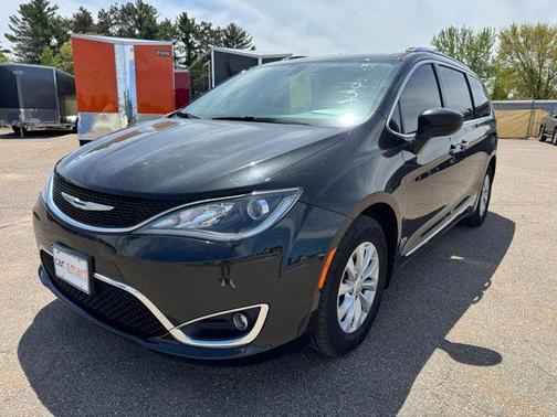 Brilliant Black Crystal Pearlcoat 2018 Chrysler Pacifica Touring-L