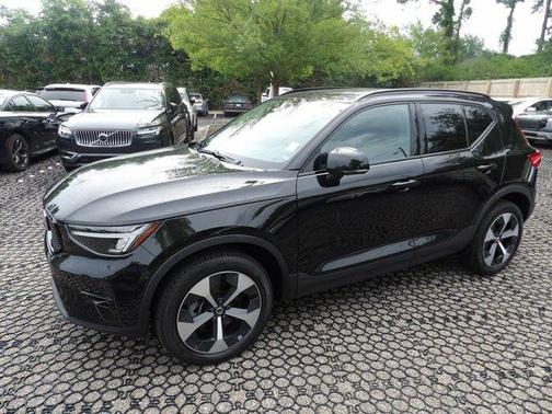 Onyx Black Metallic 2024 Volvo XC40 B5 Plus Dark Theme
