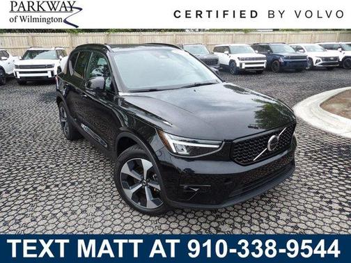 Onyx Black Metallic 2024 Volvo XC40 B5 Plus Dark Theme