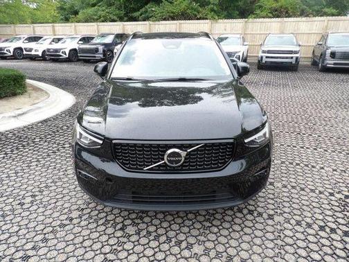 Onyx Black Metallic 2024 Volvo XC40 B5 Plus Dark Theme