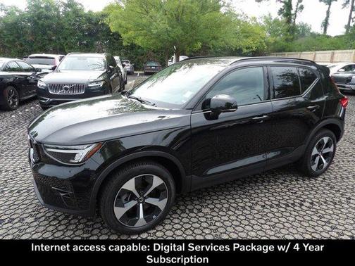 Onyx Black Metallic 2024 Volvo XC40 B5 Plus Dark Theme