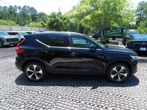 Onyx Black Metallic 2024 Volvo XC40 B5 Plus Bright Theme