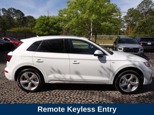 Glacier White Metallic 2025 Audi Q5 45 S line quattro Premium