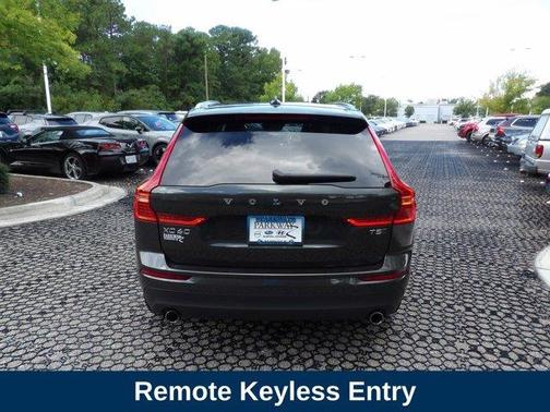 Gray Metallic 2021 Volvo XC60 T5 Momentum