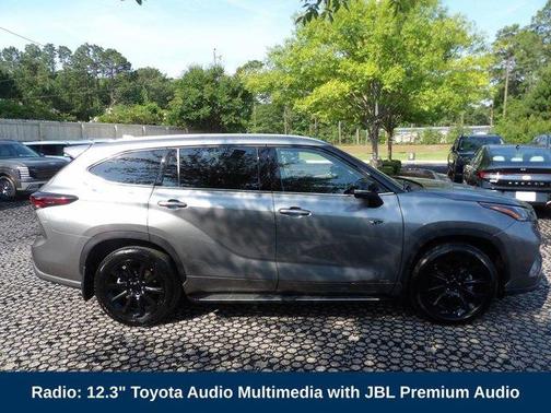 Metal 2025 Toyota Highlander Hybrid Limited