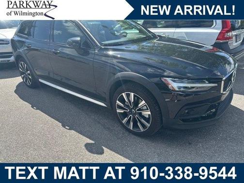 Onyx Black 2026 Volvo V60 Cross Country B5 Ultra