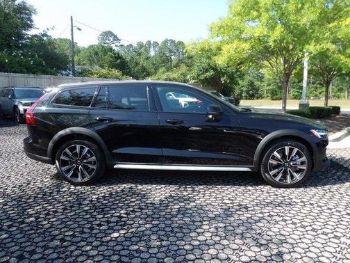 Onyx Black Metallic 2026 Volvo V60 Cross Country B5 Ultra