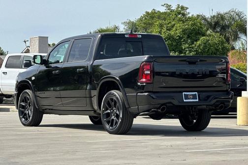 Diamond Black Crystal Pearlcoat 2026 RAM 1500 Laramie
