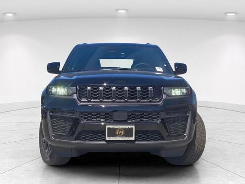 Diamond Black Crystal Pearlcoat 2026 Jeep Grand Cherokee Altitude