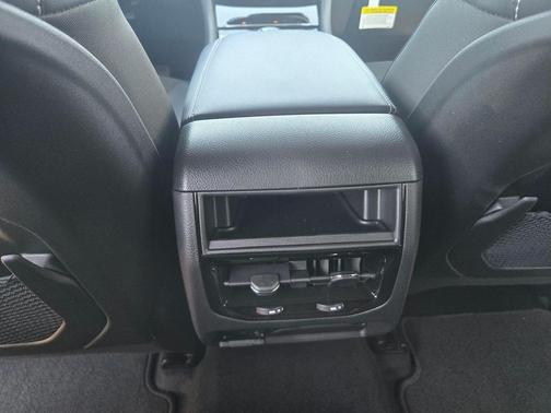 Diamond Black Crystal Pearlcoat 2026 Jeep Grand Cherokee Altitude