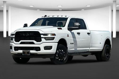 Bright White Clearcoat 2026 RAM 3500 Big Horn Crew Cab 4x4 8' Box