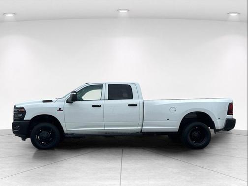 Bright White Clearcoat 2026 RAM 3500 Tradesman Crew Cab 4x4 8' Box