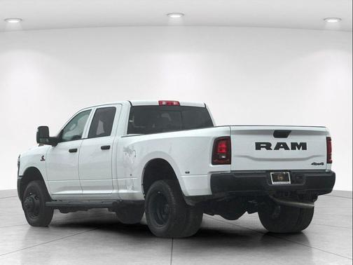 Bright White Clearcoat 2026 RAM 3500 Tradesman Crew Cab 4x4 8' Box