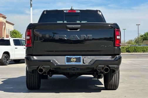 Diamond Black Crystal Pearlcoat 2026 RAM 1500 Express