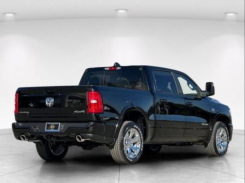 Diamond Black Crystal Pearlcoat 2026 RAM 1500 Big Horn/Lone Star