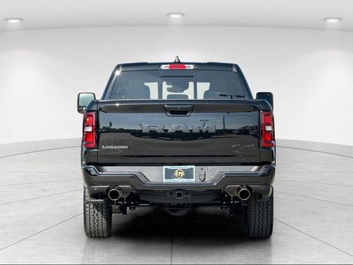 Diamond Black Crystal Pearlcoat 2026 RAM 1500 Laramie