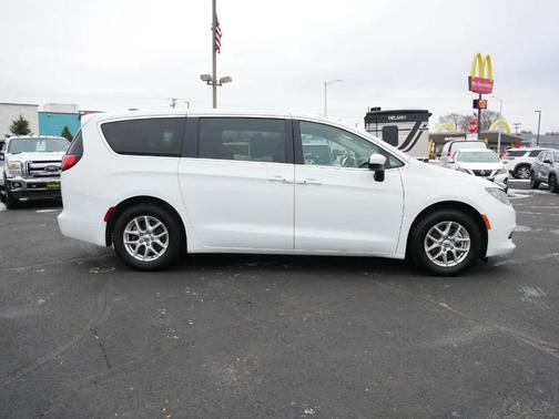 2022 Chrysler Voyager LX