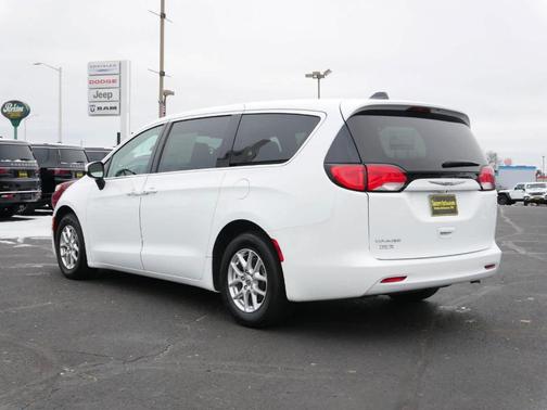 2022 Chrysler Voyager LX