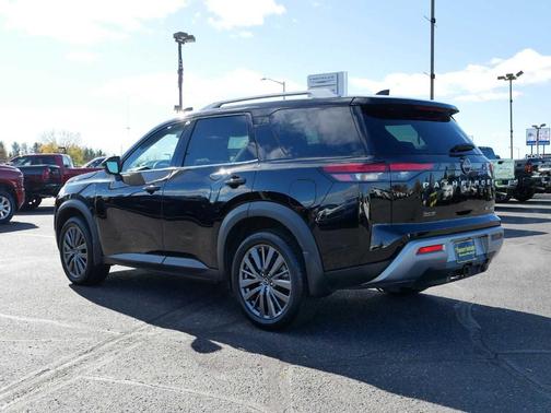 2024 Nissan Pathfinder SL