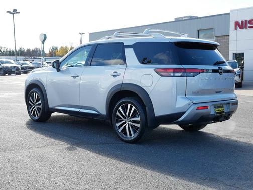 2024 Nissan Pathfinder SL