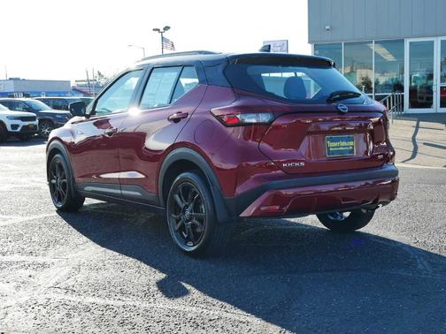 2023 Nissan Kicks SR