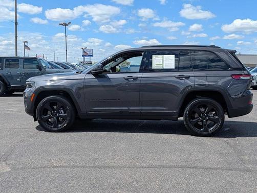 Gray 2023 Jeep Grand Cherokee Altitude