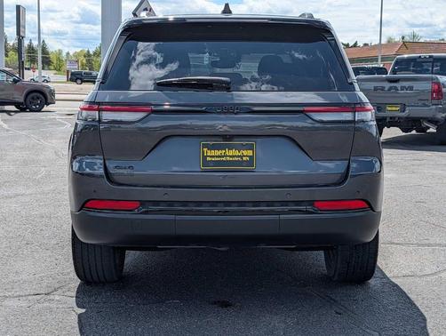 Gray 2023 Jeep Grand Cherokee Altitude