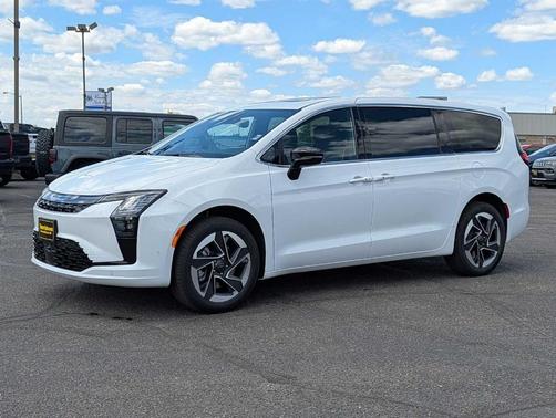 White 2027 Chrysler Pacifica LIMITED