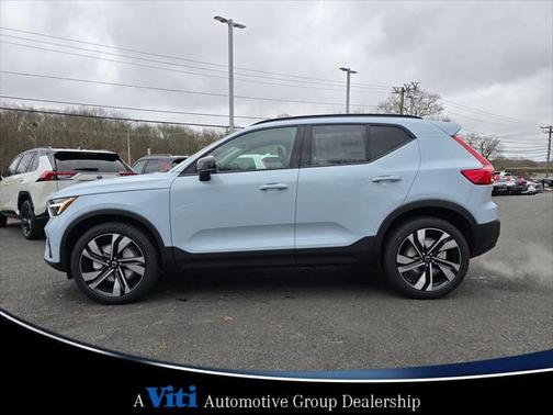 2025 Volvo XC40 B5 Plus Dark Theme