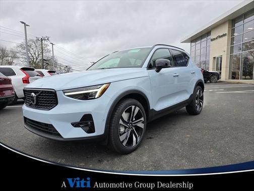 2025 Volvo XC40 B5 Plus Dark Theme