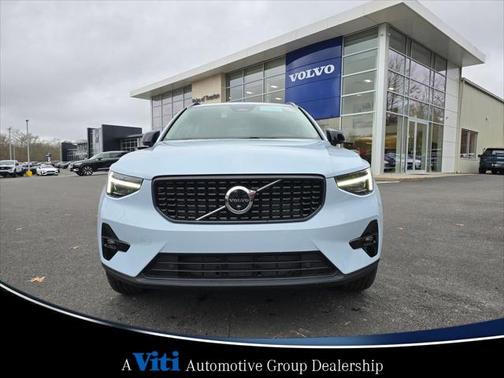 2025 Volvo XC40 B5 Plus Dark Theme