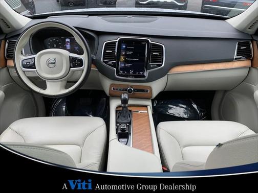 2022 Volvo XC90 T6 Momentum
