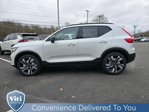 2025 Volvo XC40 B5 Ultra Dark Theme