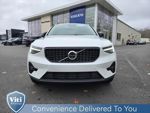 2025 Volvo XC40 B5 Ultra Dark Theme