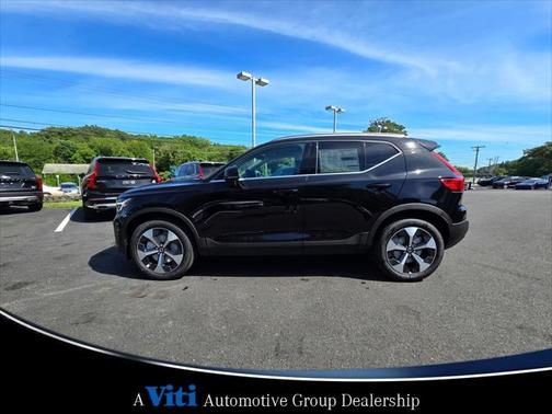 2025 Volvo XC40 B5 Core Bright Theme