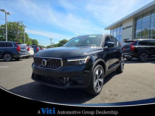 2025 Volvo XC40 B5 Core Bright Theme