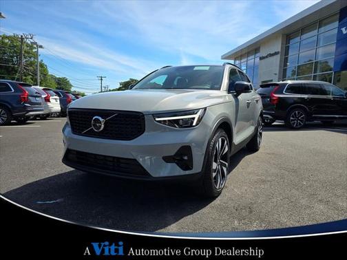 2025 Volvo XC40 B5 Plus Dark Theme