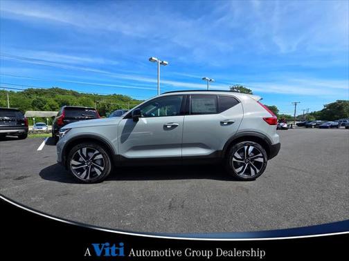 2025 Volvo XC40 B5 Plus Dark Theme
